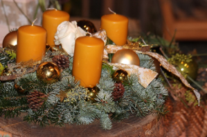 Ein Bild, das Kerze, Weihnachten, Im Haus, Weihnachtsbaum enthält.

Automatisch generierte Beschreibung