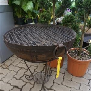 handgefertigte Feuerschale aus Eisen 60 cm, mit niedrigem Ständer und Grillrost im Gartencenter Graz - Gartenplanung Steiermark