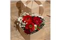 Eine rot/weiß geschmückte Herzbox für besondere Momente! in der Baumschule Graz - Herzbox Klein "Lovestory" Rote Frischblumen in einer kleinen Herzbox begleitet von edlem Weiß für besondere Momente!       Herzbox Klein, Abmessung ca. 15 x 14,5 x 11,5 cm   Abbildung ähnlich je nach Verfügbarkeit und Jahreszeit.