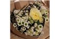Diese kleine Herzbox ist mit frischen Blüten in Weiß geschmückt! - In unserem Garten Onlineshop