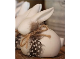 weißer Hase aus Keramik mit Feder am Hals - In unserem Garten Onlineshop