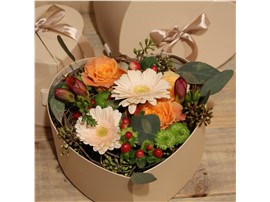 Eine große Herzbox gefüllt mit Frischblumen in Grün/Orange/Creme! - In unserem Garten Onlineshop