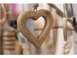 Symbolfoto - Hängedeko aus Holz - In unserem Garten Onlineshop