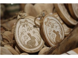 Symbolfoto - Holzdeko mit Ostermotiv - Für Ihren Wohlfühlgarten