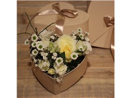 Diese kleine Herzbox ist mit frischen Blüten in Weiß geschmückt! - In unserem Garten Onlineshop