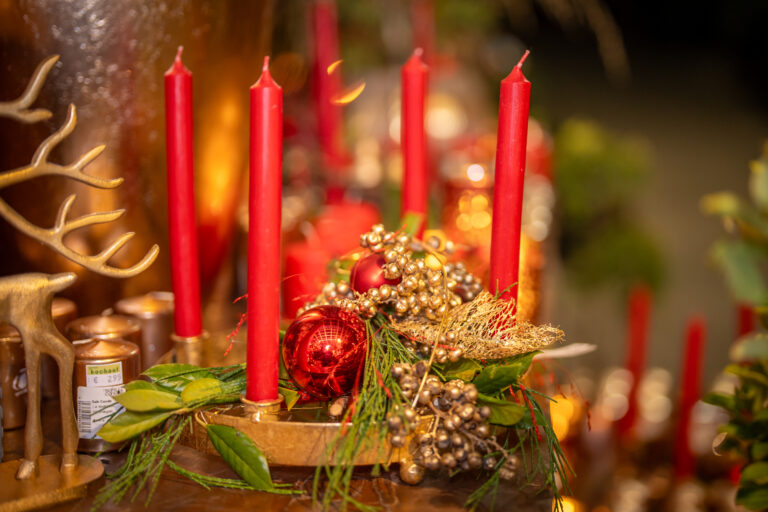 Ein Bündel roter Kerzen auf einem Tisch