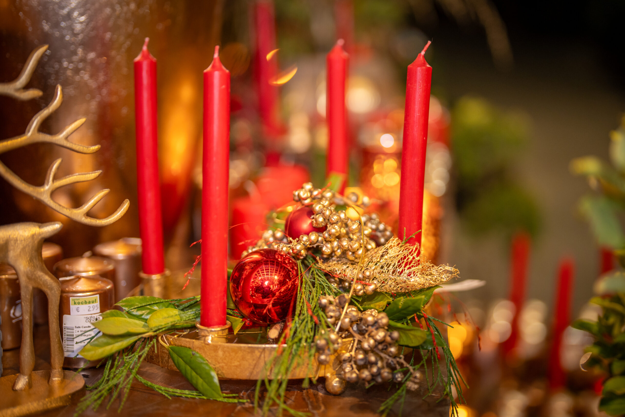 Ein Bündel roter Kerzen auf einem Tisch